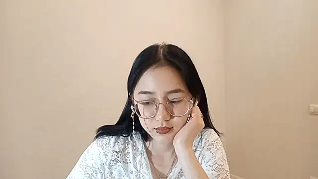 Snapshot of SolvedGlobe chatting on April 15, 2026, 7:58 pm SolvedGlobe online show from April 15, 2026, 7:58 pm