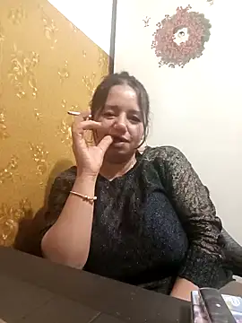 Snapshot of roxana_e43 chatting on April 18, 2026, 9:15 pm roxana e43 online show from April 18, 2026, 9:15 pm