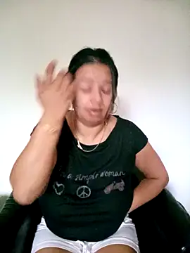 Snapshot of roxana_e43 chatting on May 17, 2026, 4:54 am roxana e43 online show from May 17, 2026, 4:54 am
