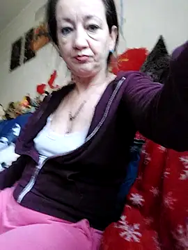 anayss17 online show from April 13, 2026, 4:18 am