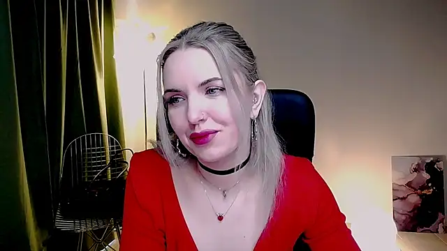 Snapshot of AliceSmite chatting on April 7, 2026, 10:37 am AliceSmite online show from April 7, 2026, 10:37 am