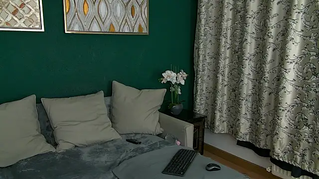 SkinnyNatty online show from April 17, 2026, 3:53 am