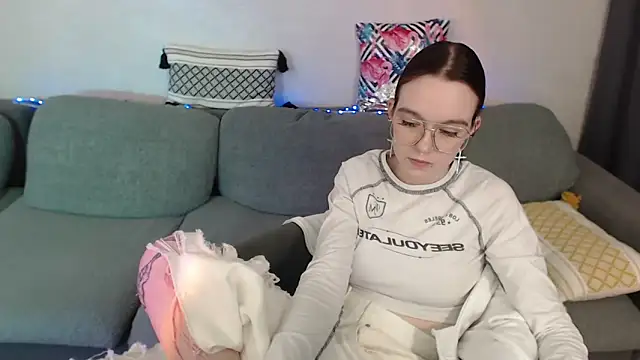 SunyLily online show from April 29, 2026, 6:17 am