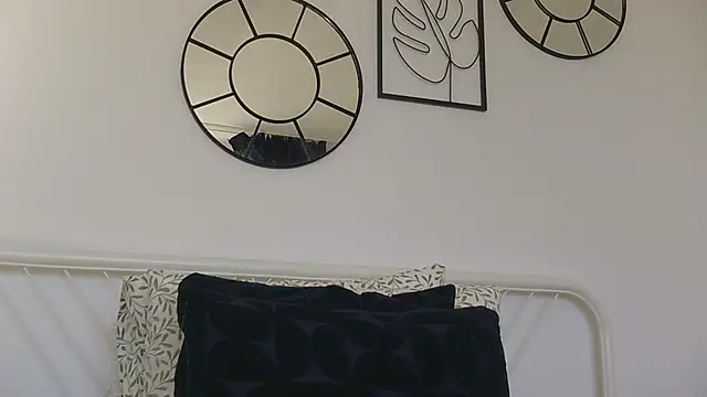 CelineThompson online show from April 8, 2026, 1:33 pm