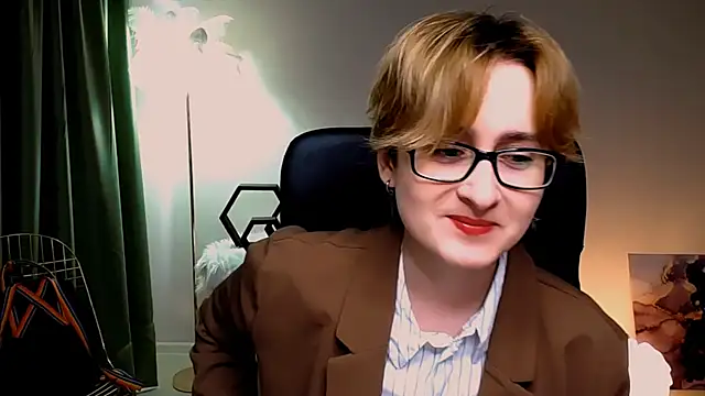 LixeLuna online show from April 18, 2026, 6:28 am