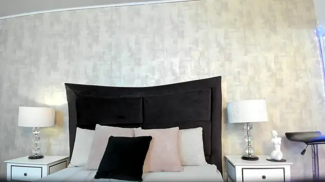Snapshot of CynthiaMore chatting on April 17, 2026, 1:03 pm CynthiaMore online show from April 17, 2026, 1:03 pm