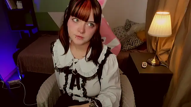EsterTwilight online show from May 6, 2026, 4:01 pm