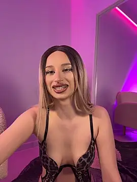 Snapshot of ScarletFlameee chatting on April 26, 2026, 6:33 am ScarletFlameee online show from April 26, 2026, 6:33 am