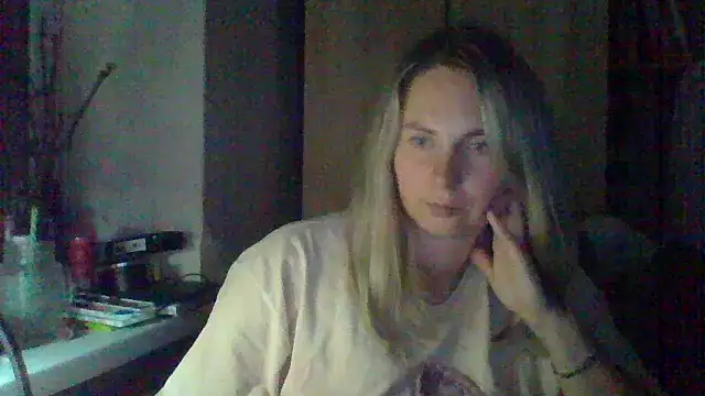 Mollie365 online show from April 17, 2026, 10:02 pm