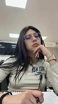 Cloebennet013 online show from May 16, 2026, 4:39 pm