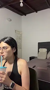 Cloebennet013 online show from May 22, 2026, 5:58 am