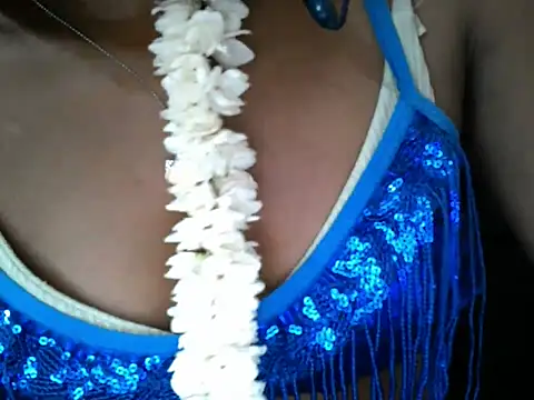 Snapshot of Couplehot00 chatting on April 15, 2026, 7:04 am Couplehot00 online show from April 15, 2026, 7:04 am