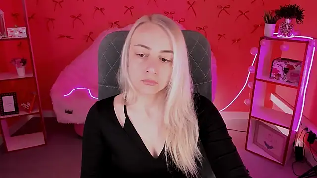 CarolMoor online show from April 22, 2026, 9:11 am