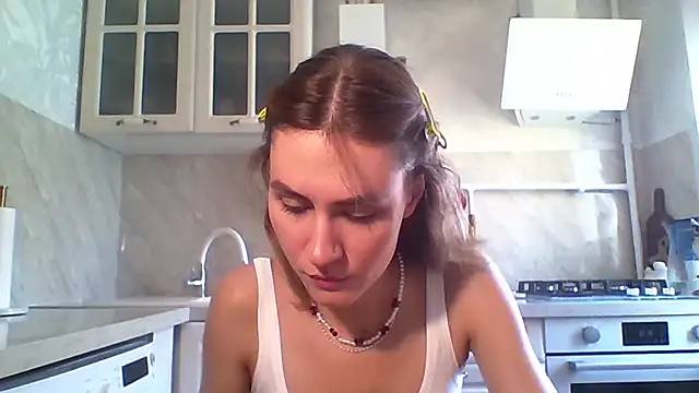 ElenoreHolguin online show from April 15, 2026, 9:16 am