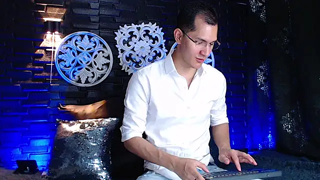 MilanDavid1 online show from May 3, 2026, 5:30 pm