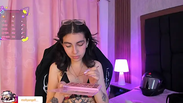 Molly A online show from April 18, 2026, 7:07 pm