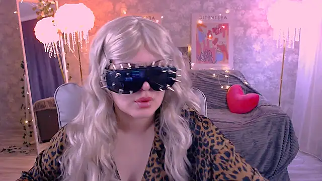 Snapshot of DaisyBloomm chatting on March 10, 2026, 3:28 pm DaisyBloomm online show from March 10, 2026, 3:28 pm