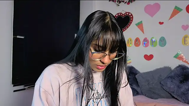 PaulaCutexs online show from April 19, 2026, 4:12 am