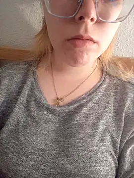 Snapshot of kitsuneniki chatting on March 12, 2026, 2:34 pm kitsuneniki online show from March 12, 2026, 2:34 pm