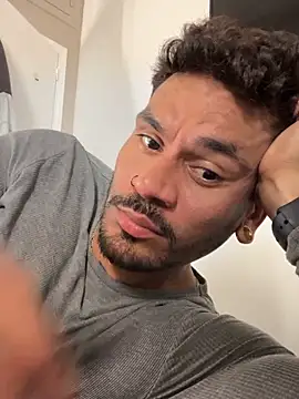 Snapshot of daniels-maison chatting on April 1, 2026, 4:04 pm daniels-maison online show from April 1, 2026, 4:04 pm