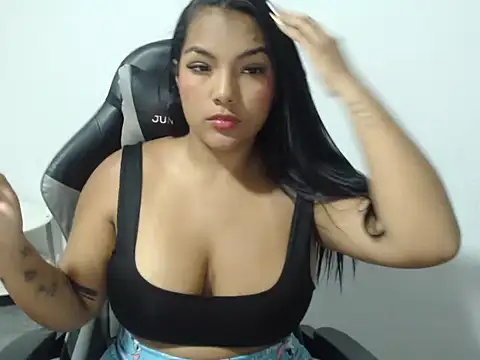 Snapshot of Layla__brownn chatting on March 17, 2026, 2:16 am Layla brownn online show from March 17, 2026, 2:16 am