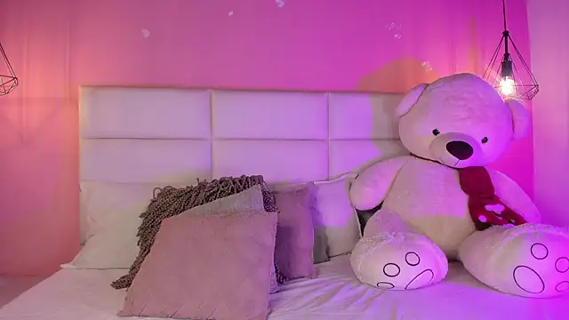 KarolyneLune online show from April 19, 2026, 7:49 pm