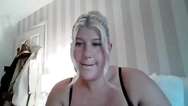 Snapshot of Lexi_Laura chatting on May 12, 2026, 7:44 pm Lexi Laura online show from May 12, 2026, 7:44 pm