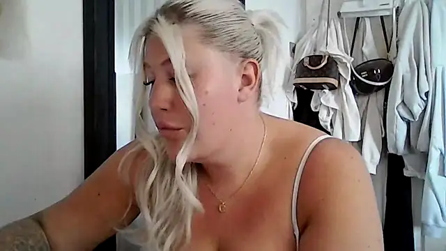 Snapshot of Lexi_Laura chatting on May 31, 2026, 1:40 pm Lexi Laura online show from May 31, 2026, 1:40 pm