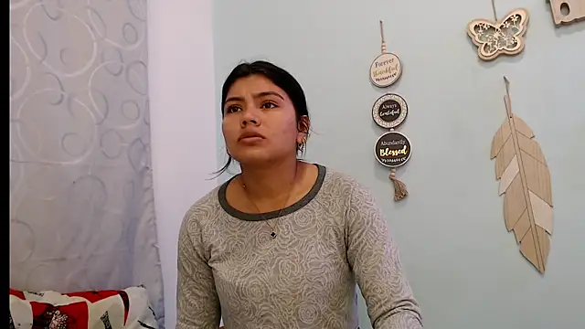hotlatinaluna23 online show from April 29, 2026, 1:59 pm