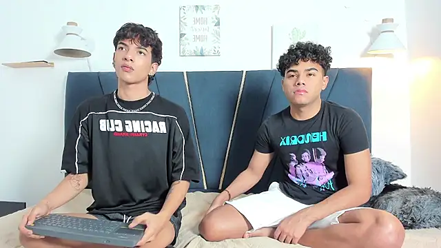 Snapshot of Enzo_love18 chatting on April 15, 2026, 7:26 am Enzo love18 online show from April 15, 2026, 7:26 am