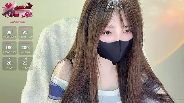 yueyue-7777 online show from April 13, 2026, 1:44 am