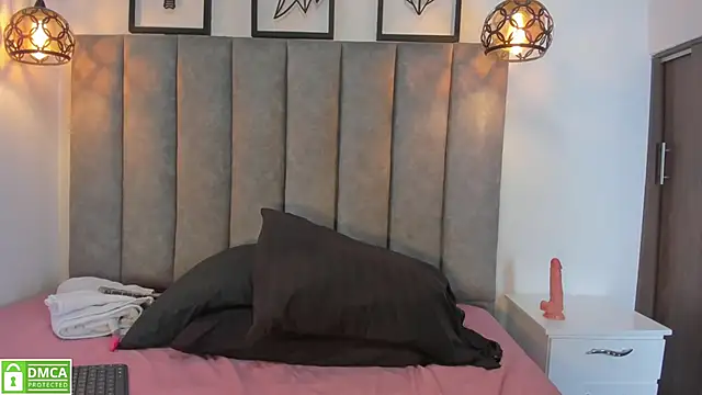 Camille Hills online show from March 19, 2026, 4:27 am