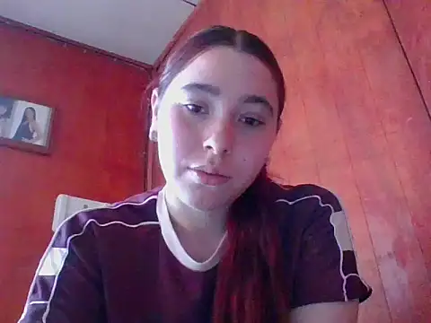 Annisof000 online show from April 13, 2026, 7:19 pm