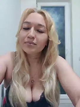 Snapshot of LexaVelure chatting on May 4, 2026, 8:05 pm LexaVelure online show from May 4, 2026, 8:05 pm