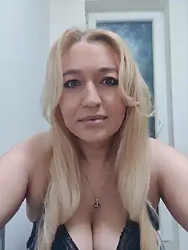 Snapshot of LexaVelure chatting on May 9, 2026, 9:20 pm LexaVelure online show from May 9, 2026, 9:20 pm
