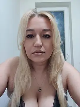 Snapshot of LexaVelure chatting on May 13, 2026, 10:06 pm LexaVelure online show from May 13, 2026, 10:06 pm