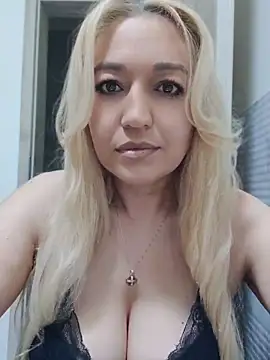Snapshot of LexaVelure chatting on May 20, 2026, 8:26 pm LexaVelure online show from May 20, 2026, 8:26 pm