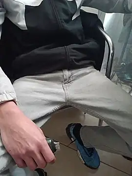 Snapshot of Skinboy06 chatting on March 26, 2026, 9:59 am Skinboy06 online show from March 26, 2026, 9:59 am