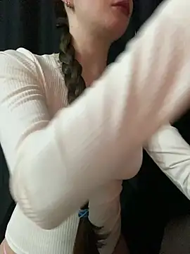 Snapshot of shrie_beverlyy045 chatting on April 5, 2026, 11:35 pm shrie beverlyy045 online show from April 5, 2026, 11:35 pm