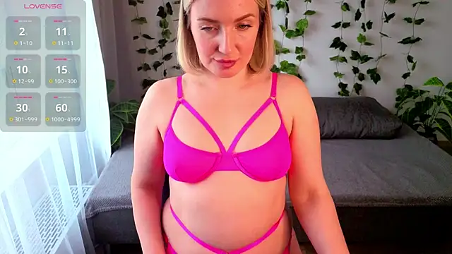 MonikFoxi online show from April 24, 2026, 4:15 am