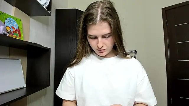 Snapshot of OhMyAlice chatting on April 18, 2026, 7:58 pm OhMyAlice online show from April 18, 2026, 7:58 pm