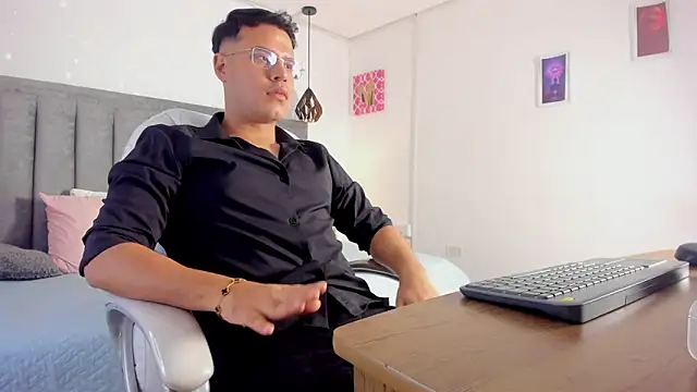 Snapshot of Liam_ruse chatting on March 21, 2026, 8:12 pm Liam ruse online show from March 21, 2026, 8:12 pm