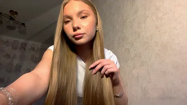 CarolineNine online show from April 2, 2026, 2:37 pm