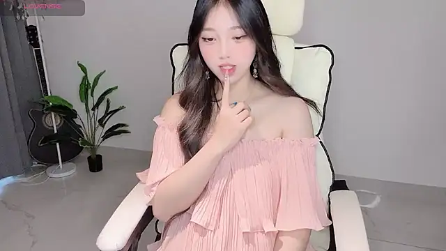 Yukiy8877 online show from May 6, 2026, 1:03 am