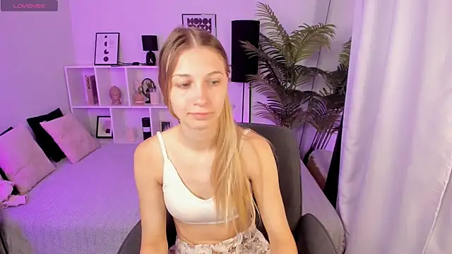 Snapshot of LauraPurr chatting on June 9, 2026, 6:58 am LauraPurr online show from June 9, 2026, 6:58 am