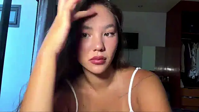 Snapshot of kamila_18_french chatting on March 24, 2026, 5:12 am kamila 18 french online show from March 24, 2026, 5:12 am