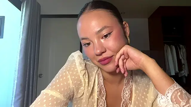 Snapshot of kamila_18_french chatting on March 29, 2026, 5:18 am kamila 18 french online show from March 29, 2026, 5:18 am