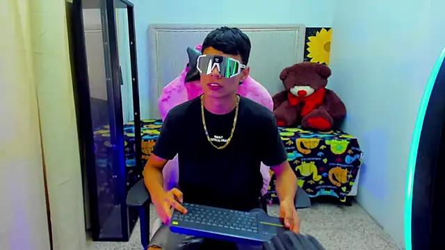 Dayron lee  online show from March 22, 2026, 9:18 pm