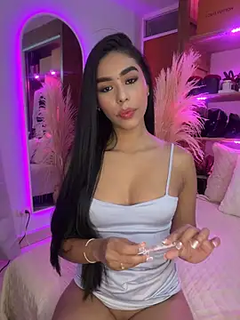 Snapshot of Rossie_Blooms chatting on May 4, 2026, 7:32 pm Rossie Blooms online show from May 4, 2026, 7:32 pm