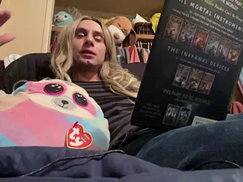 Snapshot of AlexAndriaStrips chatting on April 12, 2026, 1:32 am AlexAndriaStrips online show from April 12, 2026, 1:32 am